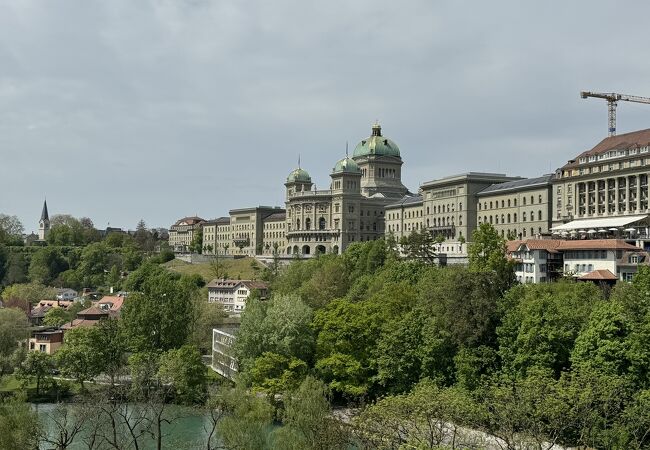 キルヒェンフェルト橋から議事堂全体が見られる
