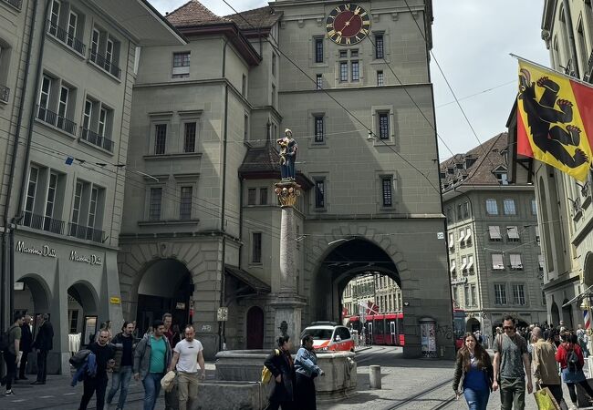 牢獄塔のすぐ近くにある噴水