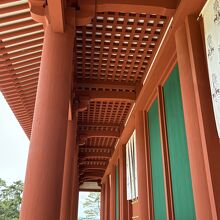 朱色と緑のコントラストが美しい