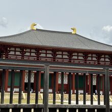 鴟尾もおよそ２ｍ、重さ１トン以上の大きなもの