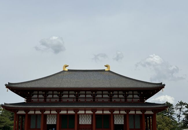 藤原不比等が創建した大きな伽藍の建物です。７回もの焼失と再建を繰り返しています。