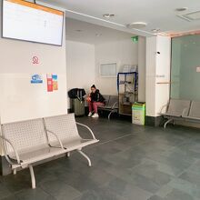 殺風景な待ち合い所