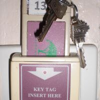 各部屋の施錠は、ルームキーに依っています。やや旧式ですが。