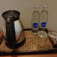 サービスで瓶入りの水が２本用意されている