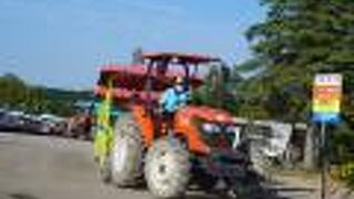 四季彩の丘 トラクターバス観光（ノロッコ号）