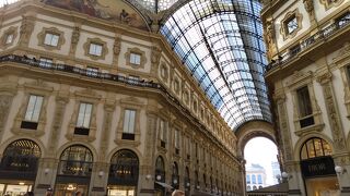 ドゥオーモ前の広場に居ると嫌でも目に入る立派なアーケード