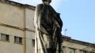 デニス王の銅像