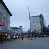 ホテルの玄関から中央駅