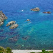 積丹岬周辺では唯一波打ち際まで下りられる海岸