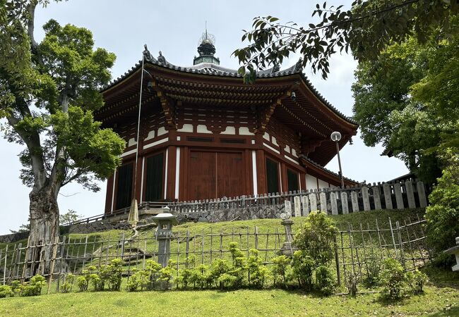 藤原冬嗣が父の藤原内麻呂の追善のために建立した建物です