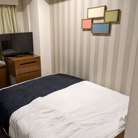 部屋は狭いが、ベッドはシングルにしては大きい？