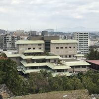 熊本城内から見える「KKRホテル熊本」の建物