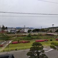 キャンパスの向こうにアルプスが見えます