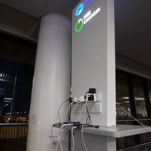 搭乗待合室には充電スポットも多く用意されていた