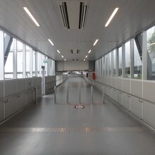 空港とSRTレッドライン・ドンムアン駅を結ぶ通路