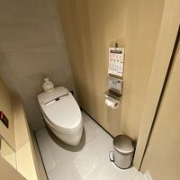 トイレのドアが下までないです