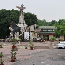 敷地内にある軍用機オブジェも必見。