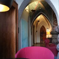 古城らしさが感じられるフロント付近