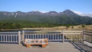 知床五湖のうち一湖を観るだけなら高架木道を通って3つある展望台へ車椅子の方でも行けます。