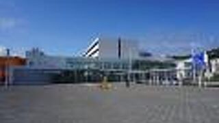 近代的で明るくてきれいな建物