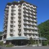 川沿いにある静かな温泉ホテル