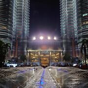 夜空にそびえる白銀の塔に圧倒