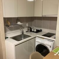 簡単な台所と食卓がありました。