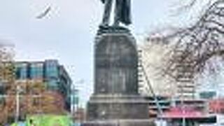 ジョン ロバート ゴッドリー像