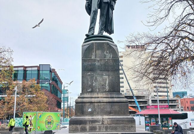ジョン ロバート ゴッドリー像