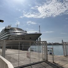 停泊中のクルーズ船