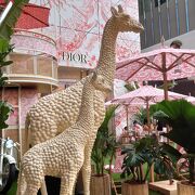 吹き抜けがアートな巨大ショッピングモール