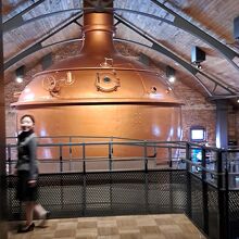 巨大な釜。１日６本の缶ビールを飲んでも空になるまで約１００年