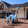ブルーのクッシーがお出迎えしてくれます。貸しボートで屈斜路湖を遊覧できます。