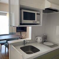 キッチン。ボトル水2本が無料。