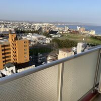 ベッドルーム窓から右手に海が見える。窓の外はベランダ。