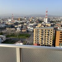 ベッドルーム窓から遠くに五稜郭タワーが見える