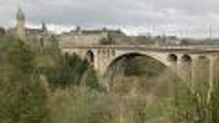 橋からペドリュス渓谷を見渡せます