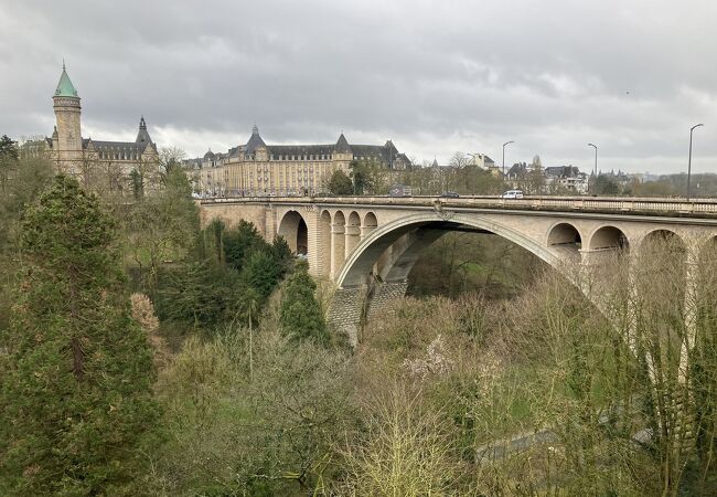 橋からペドリュス渓谷を見渡せます