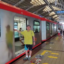 バクララン駅の電車の前で