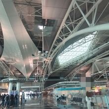 観光客が多く混雑しています