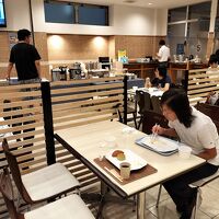 朝食会場。満席の時は客室に持ち帰れます。