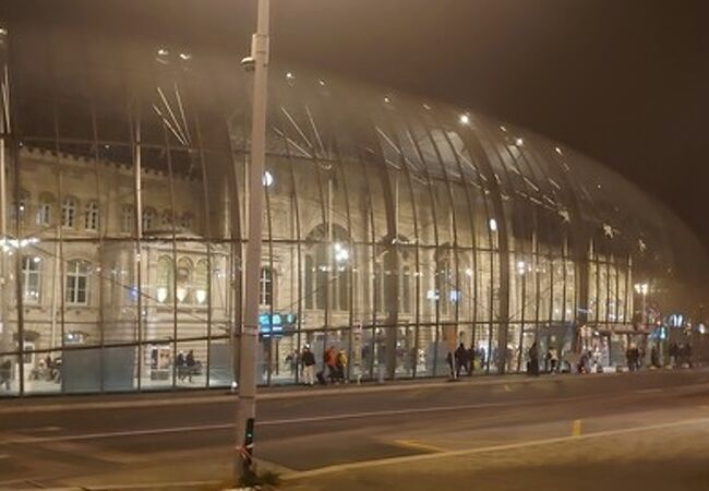 夜のファサードがかっこいい