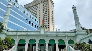 ドンコイ通りすぐ横にあるモスク