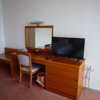 荷台・長デスク・鏡・ＴＶなど充実