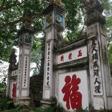 玉山祠への最初の門。