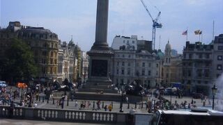 トラファルガー広場に立つ