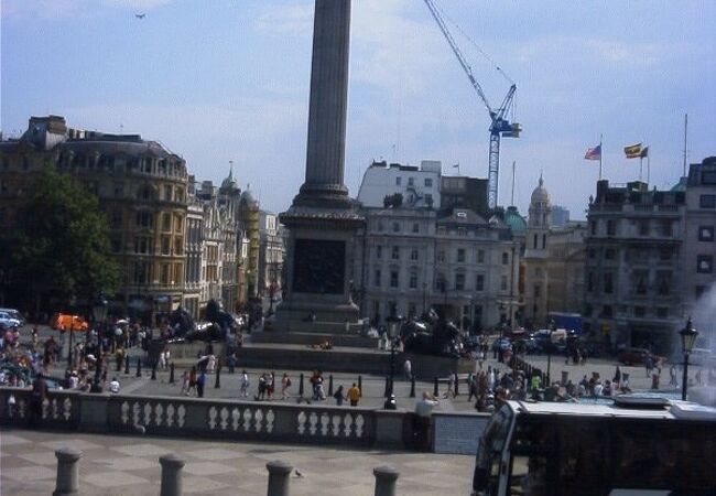 トラファルガー広場に立つ