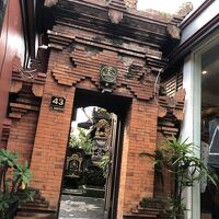 ここが通りに面した入口、住所番号を頼りに～