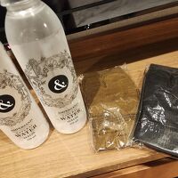 お水2本、マッサージ機用の靴下まで至れり尽くせり