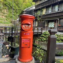 近くに今では珍しい赤い郵便ポストがありました。
